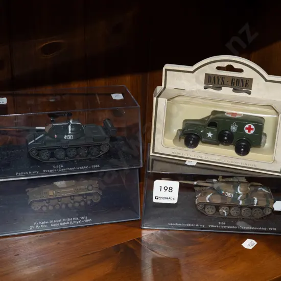 Days Gone field ambulance, 3x model tanks in plastic cases