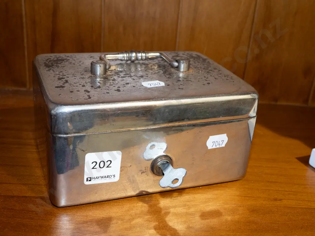 cash box - key in office Image 1++