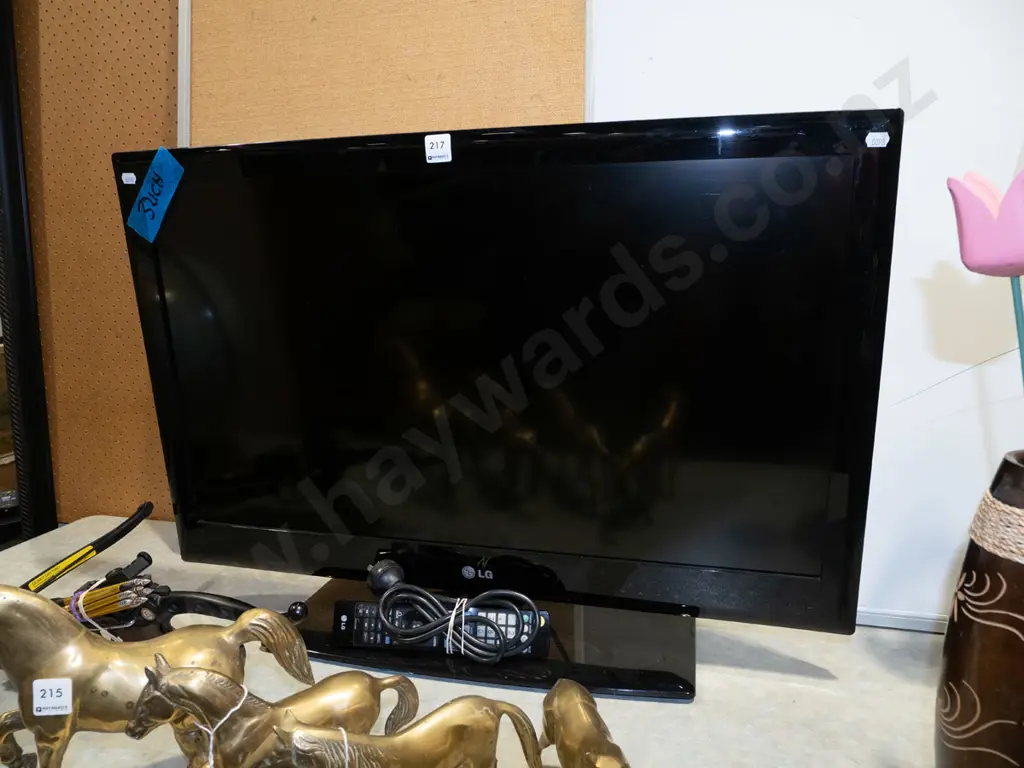 LG 32" TV Image 1++