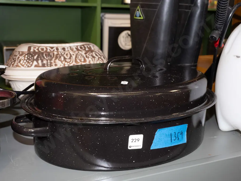 speckled enamel lidded reoasting dish Image 1++