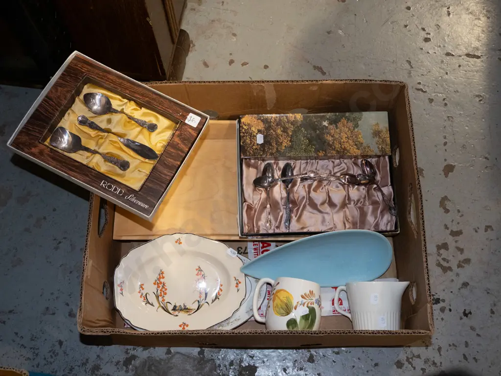box; plates, cups, cutlery Image 1++