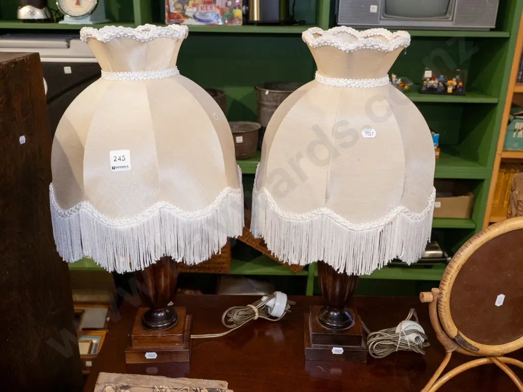 pair of wood based table lamps H490 Image 1++