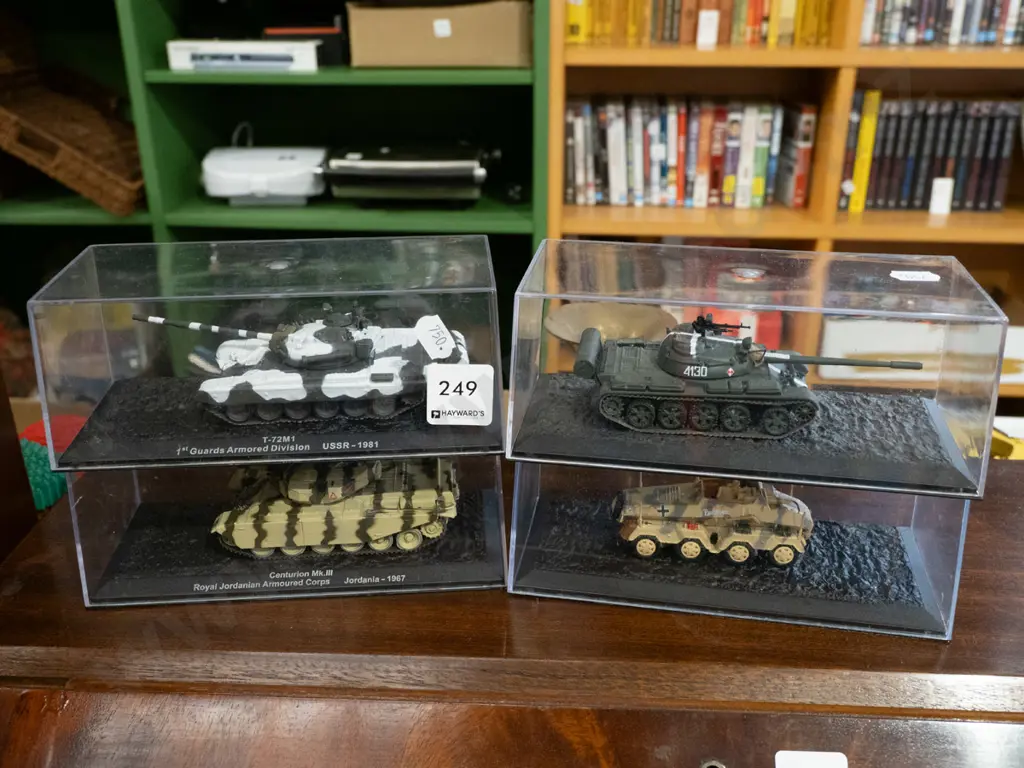 4x model tanks in plastic cases Image 1++
