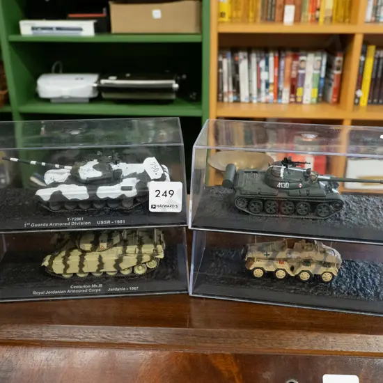 4x model tanks in plastic cases