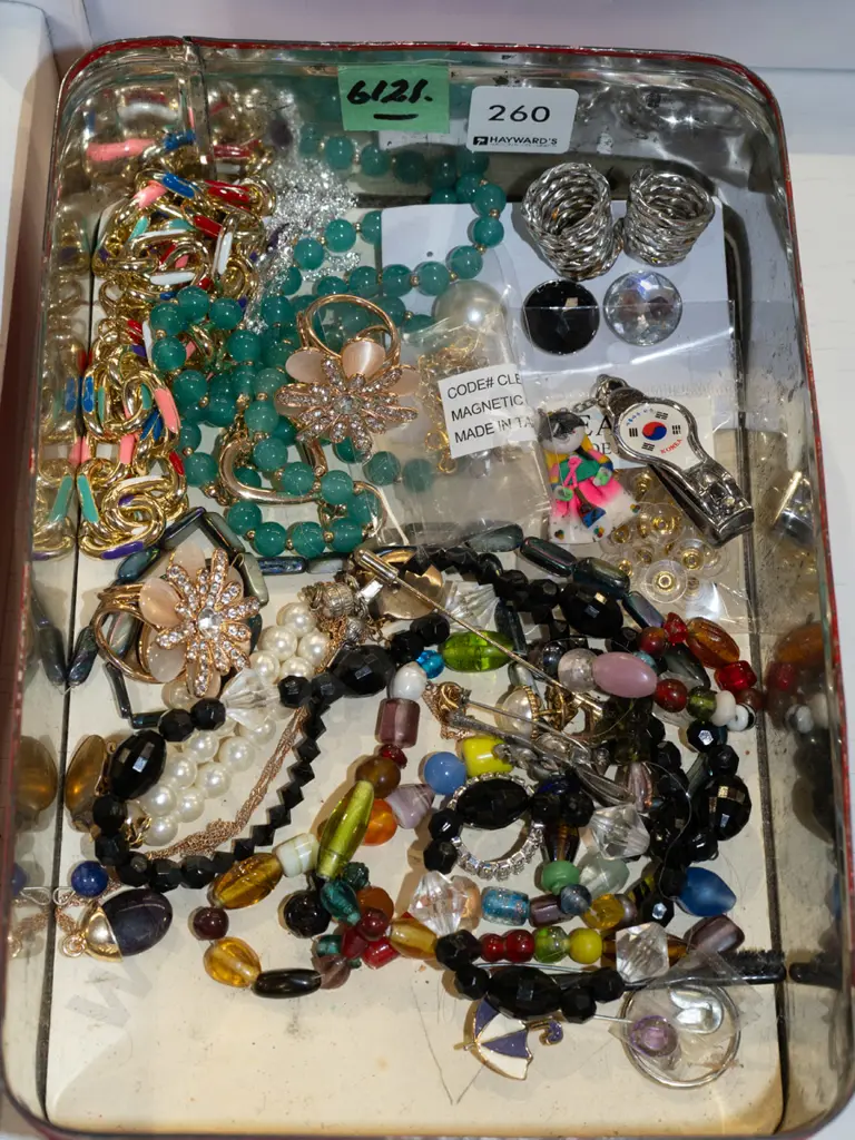 tin of costume jewllery Image 1++