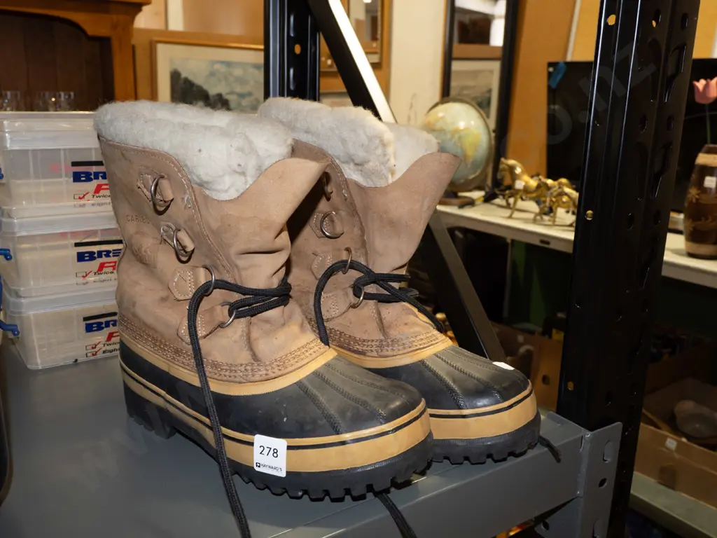 pair of Sorel size 8 snow boots Image 1++