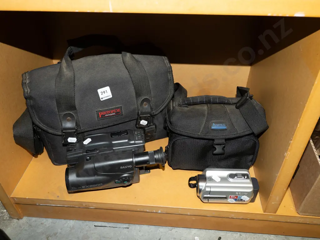 2x video cameras and cases Image 1++