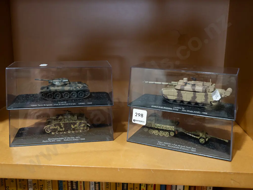 4x model tanks in plastic cases Image 1++