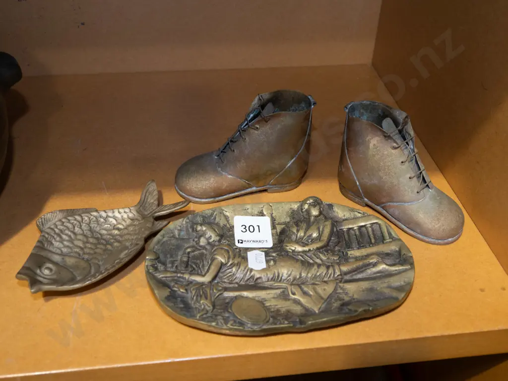 brass figural dish, fish dish, 2x boots Image 1++