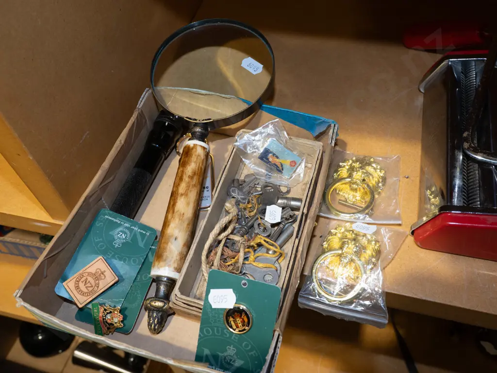 box; magnifying glass, drawer handles etc Image 1++