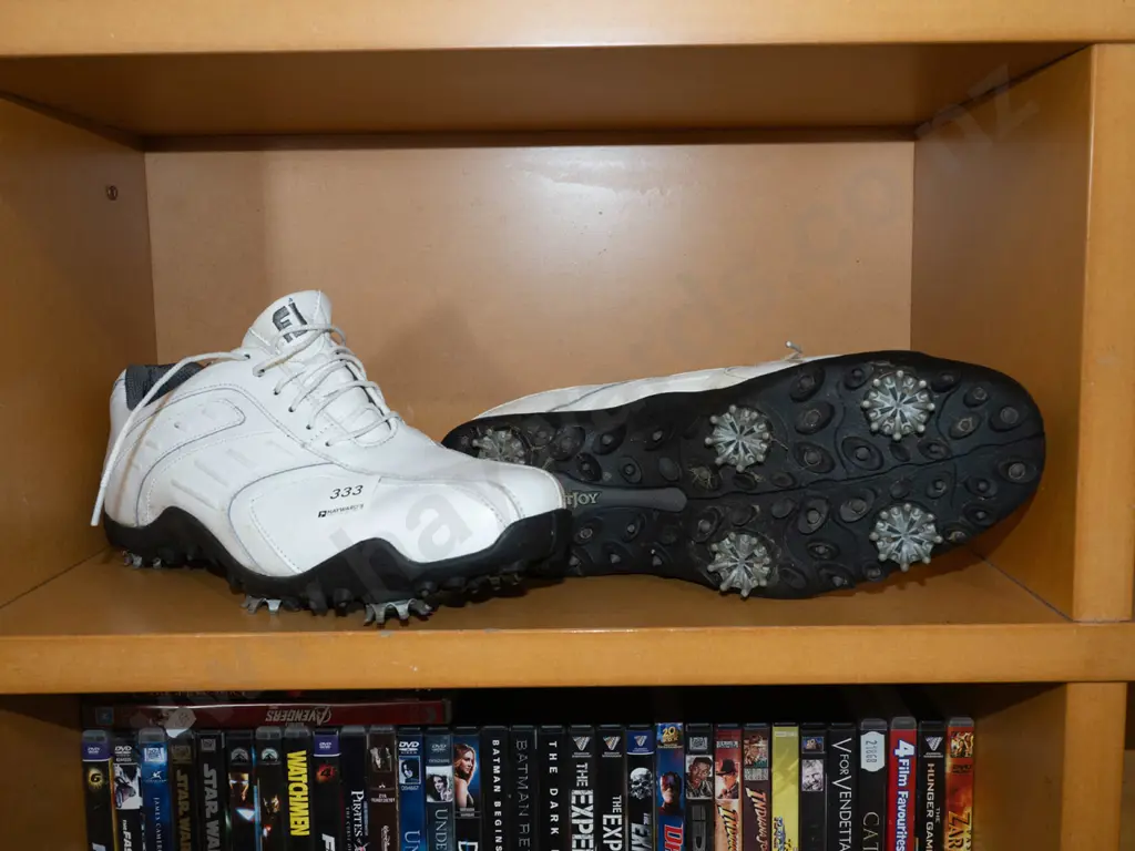 pair of size 8.5 golf shoes Image 1++