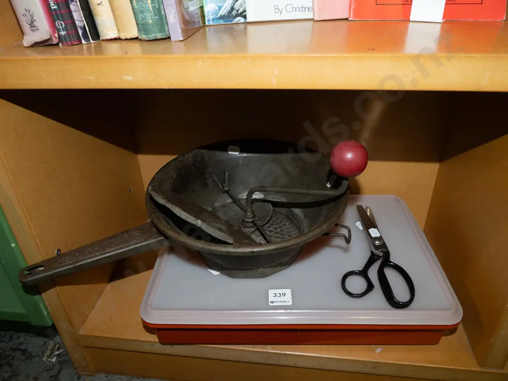 Tupperware container, pinking shears, mouli Image 1++