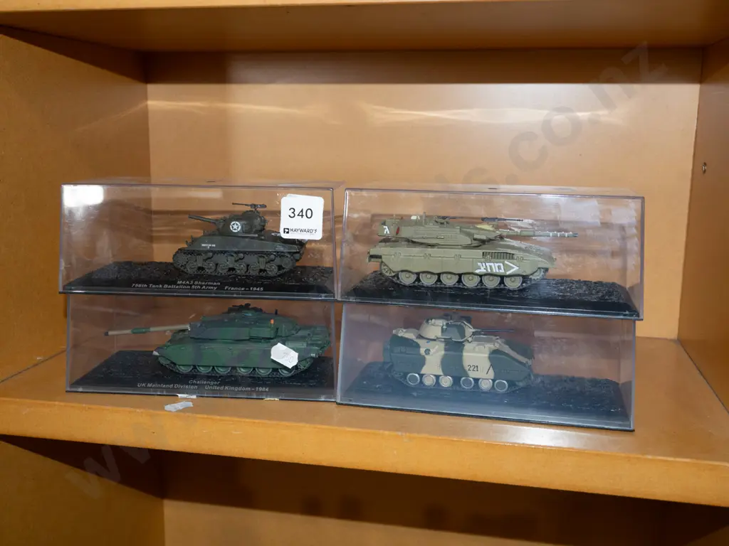 4x model tanks in plastic cases Image 1++