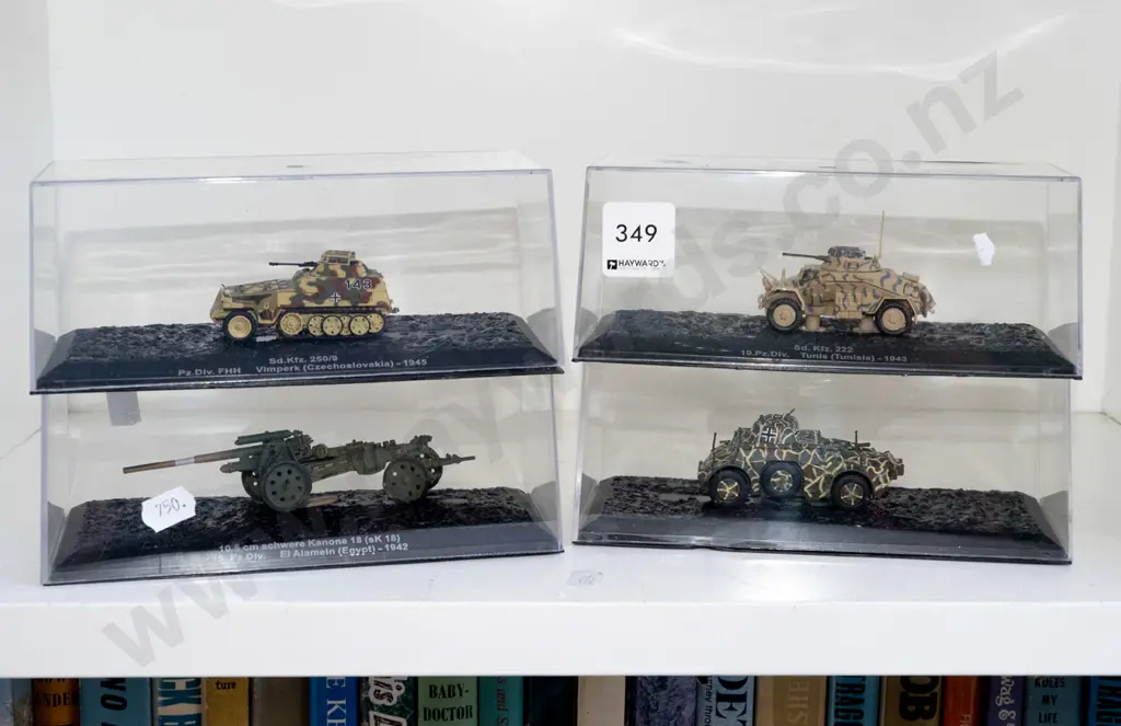 4x model tanks in plastic cases Image 1++