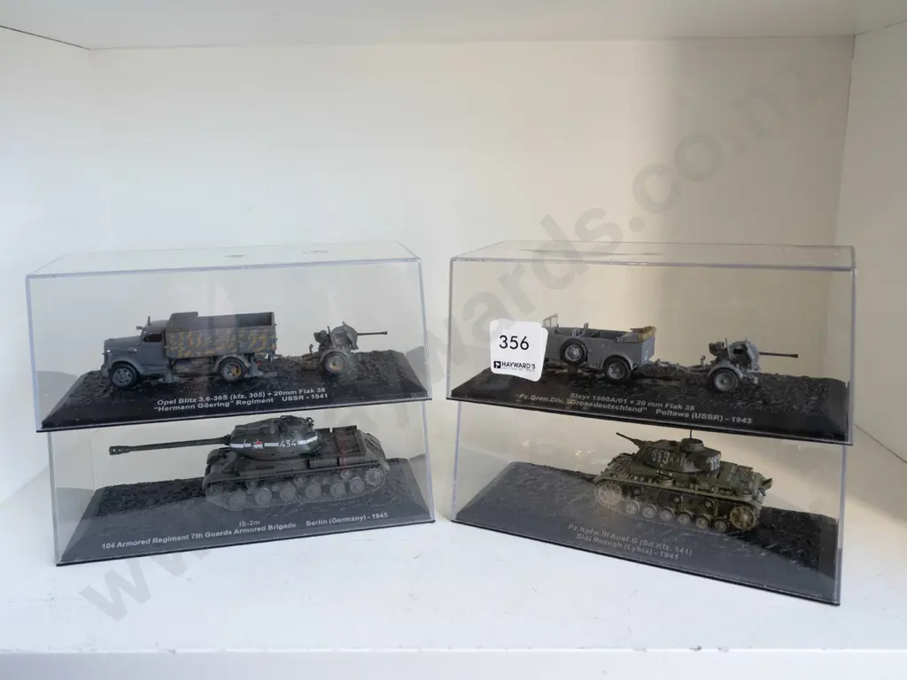 4x model tanks in plastic cases Image 1++