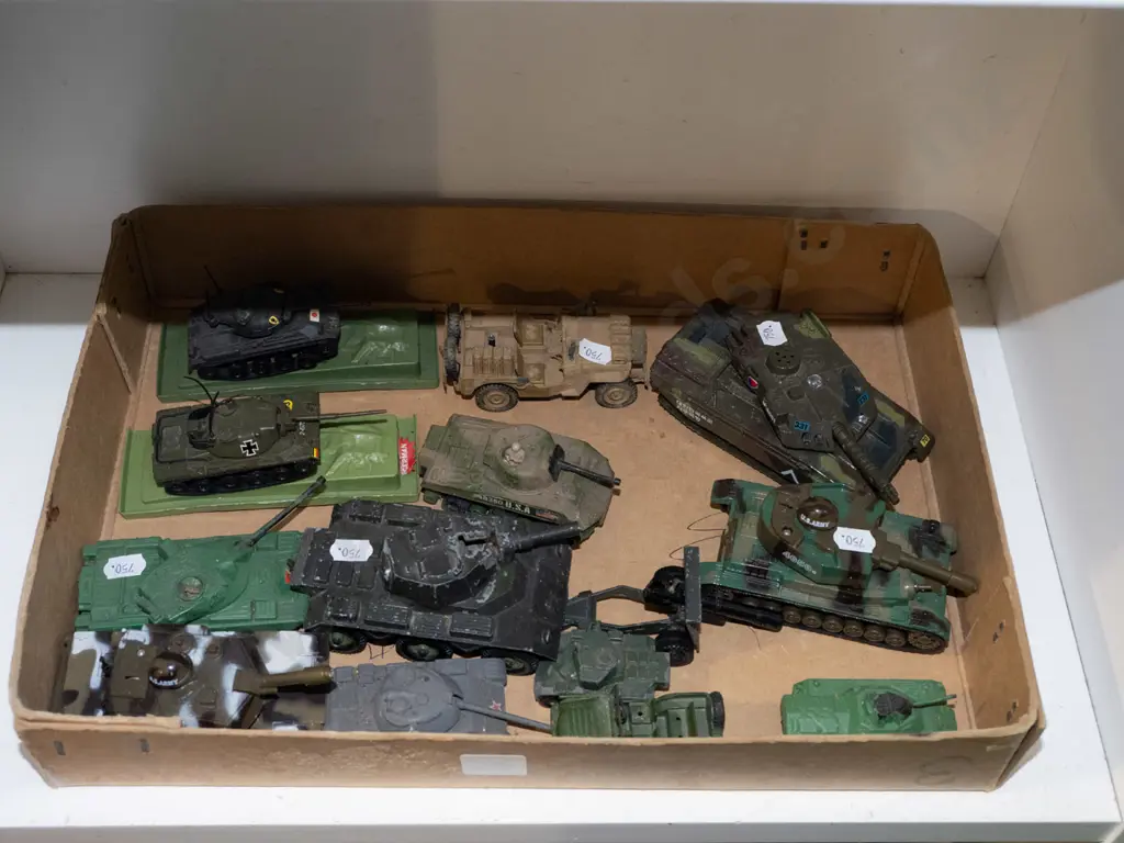 box: model miltary vehicles Image 1++