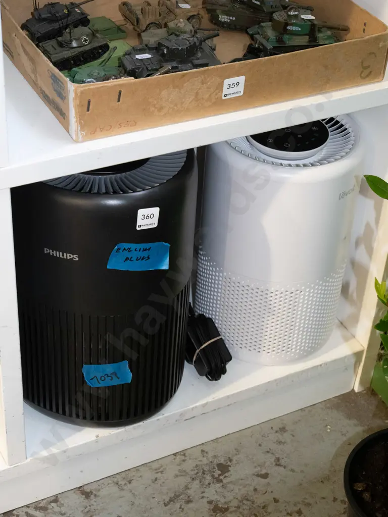 2x small air purifiers - as is English plugs Image 1++