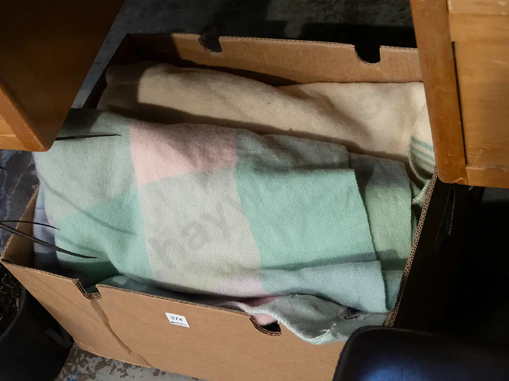 box; 2x woollen blankets Image 1++