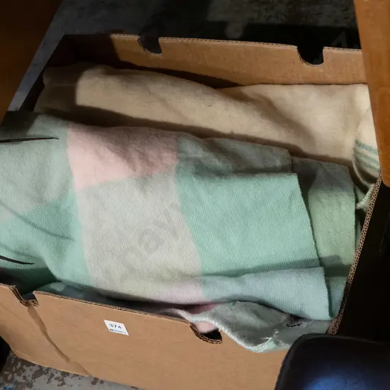 box; 2x woollen blankets