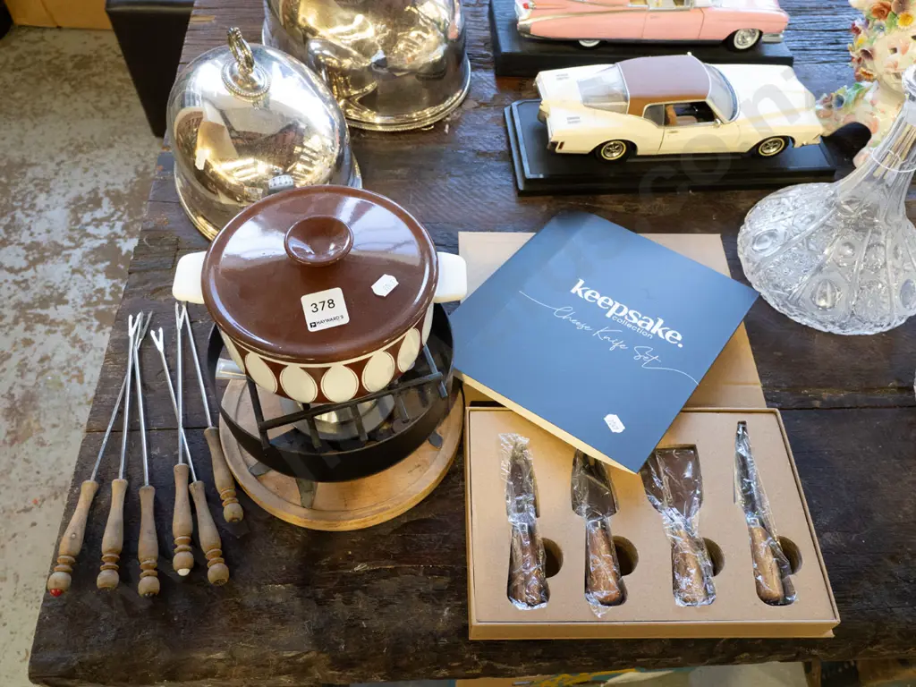 small enamel fondue set, cheese board knives Image 1++