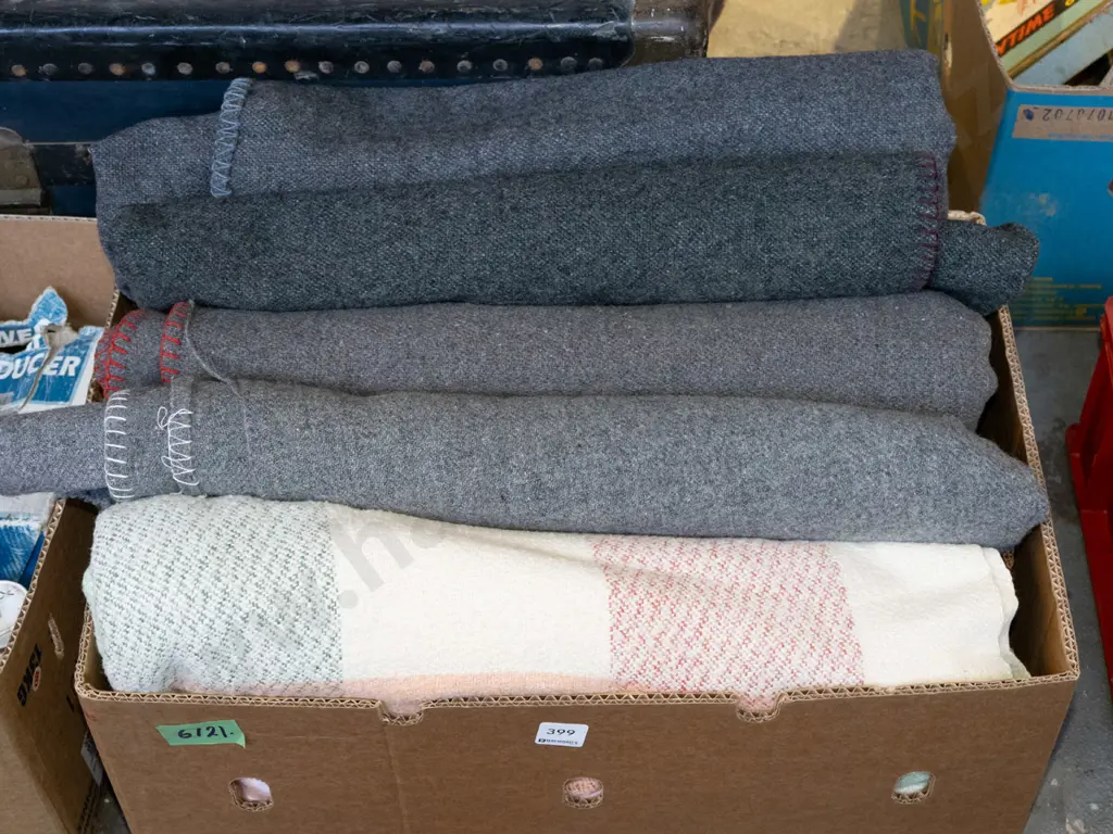 box; woollen blankets Image 1++