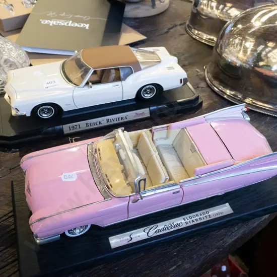 2x diecast model vehicles - Cadillac 1959, 1971 Buick Longest L330