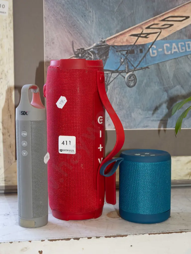 3x portable blue tooth speakers Image 1++
