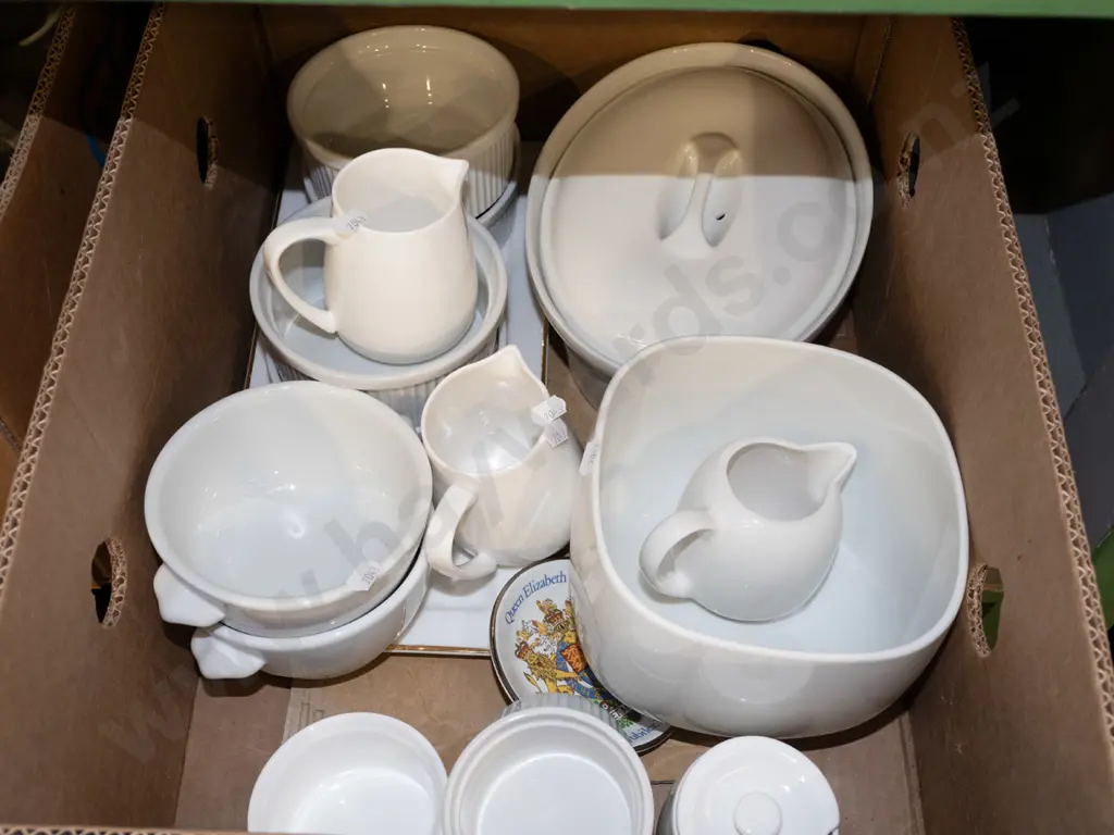 box; lidded casserole, bowls, rammekins etc Image 1++