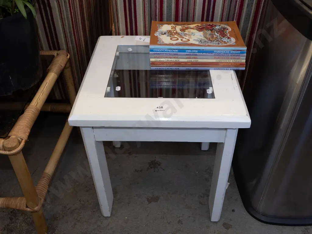 wood and glass top end table Image 1++