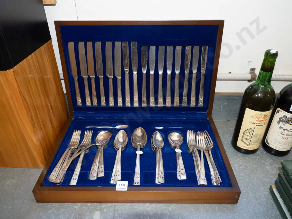 cased canteen of cutlery Image 1++