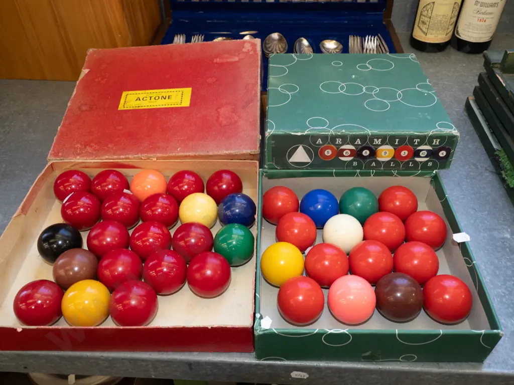 2x boxes of snooker balls Image 1++