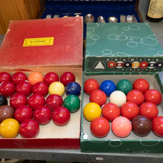 2x boxes of snooker balls