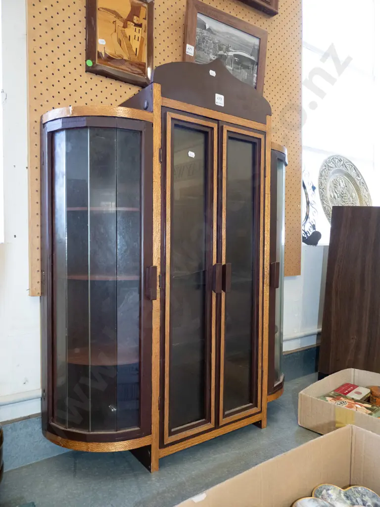 wall mounted display shelves with 4 doors - 1 pane has significant crack H920 W700 D180 Image 1++