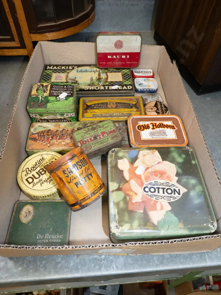 box; vintage tins Image 1++