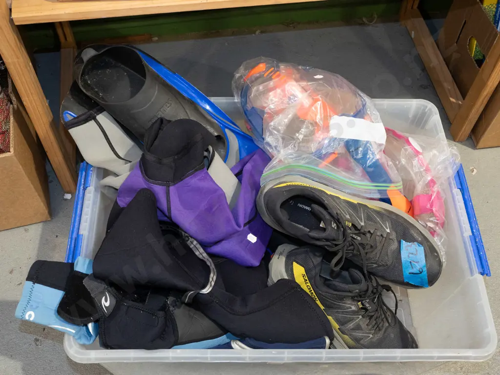 tub; wetsuits, snorkels, flippers etc Image 1++