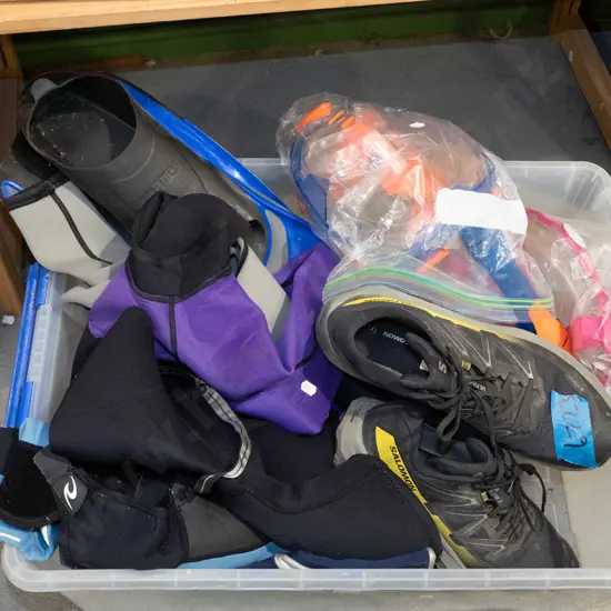 tub; wetsuits, snorkels, flippers etc