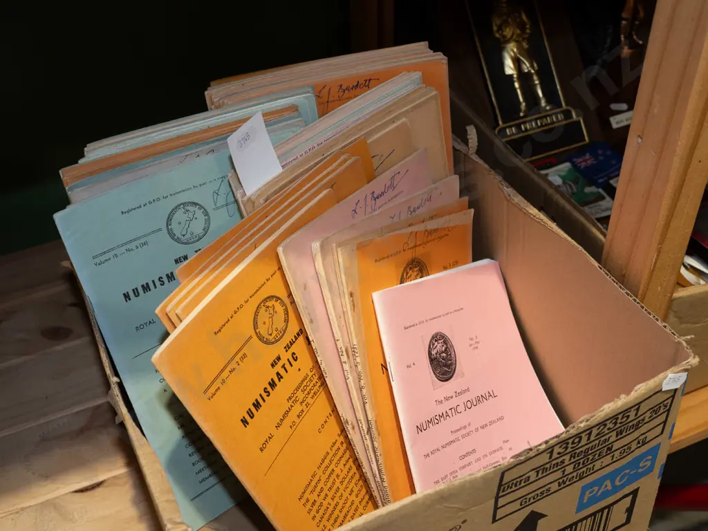 box; vintage numismatic publications Image 1++
