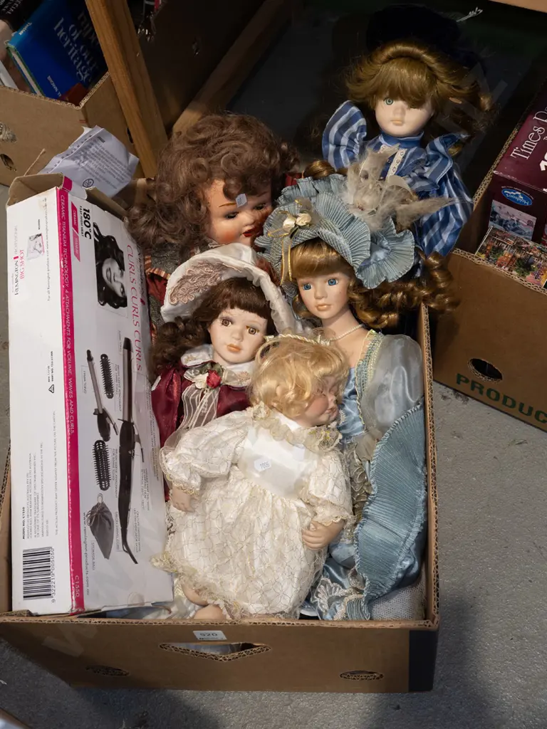 box; porcelain dolls etc Image 1++