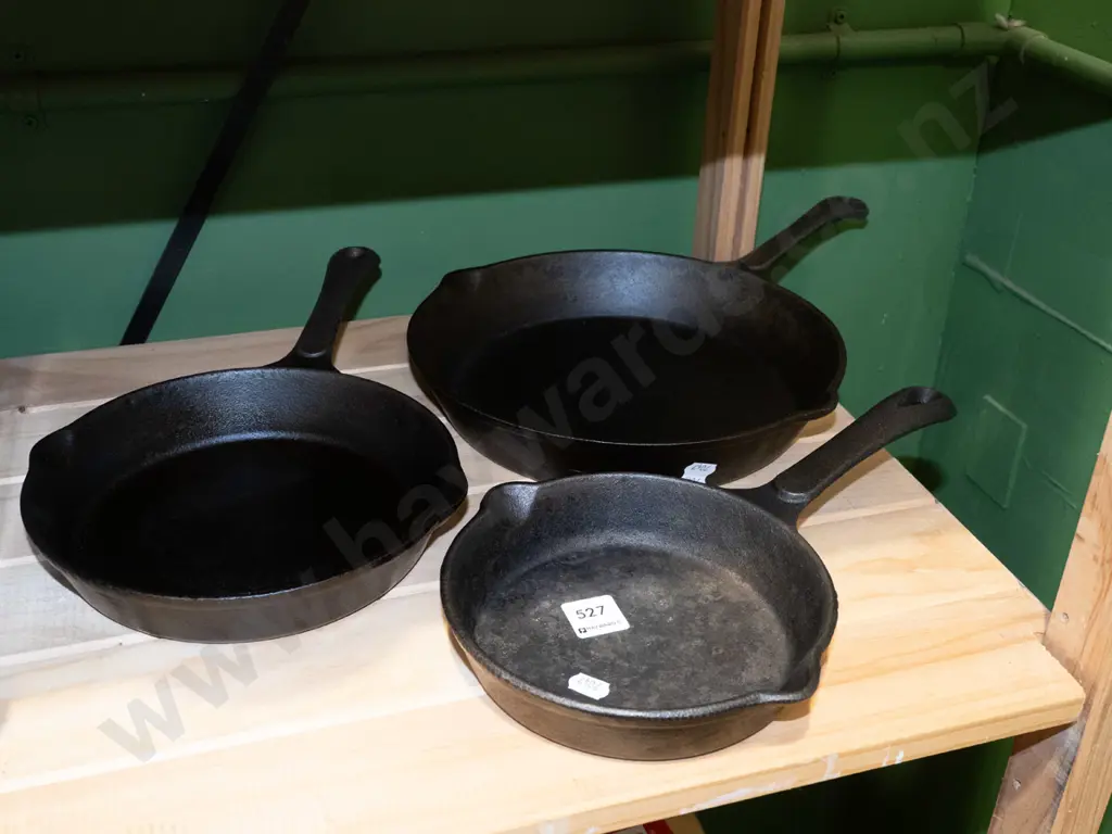 3x cast iron frying pans Diam250 Image 1++