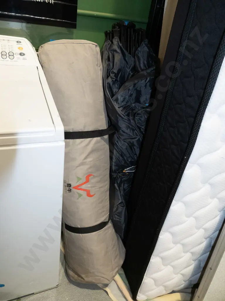 2x tents - brands and condition of each unknown - as is no returns Image 1++