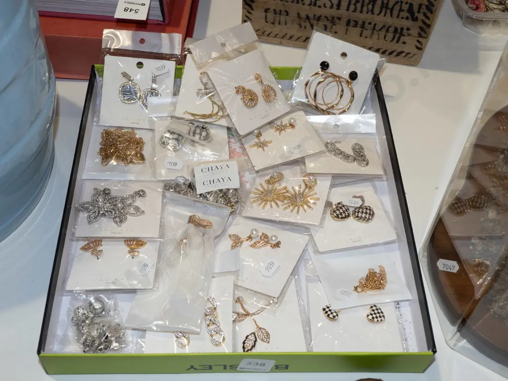 tray of costume jewellery Image 1++