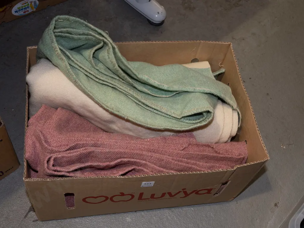 box; woollen blankets Image 1++