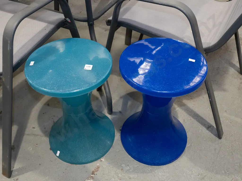 2x plastic stools H440 Image 1++