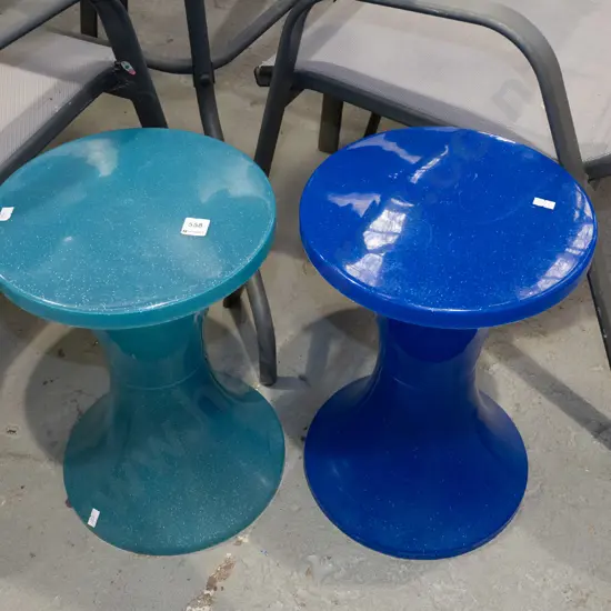 2x plastic stools H440
