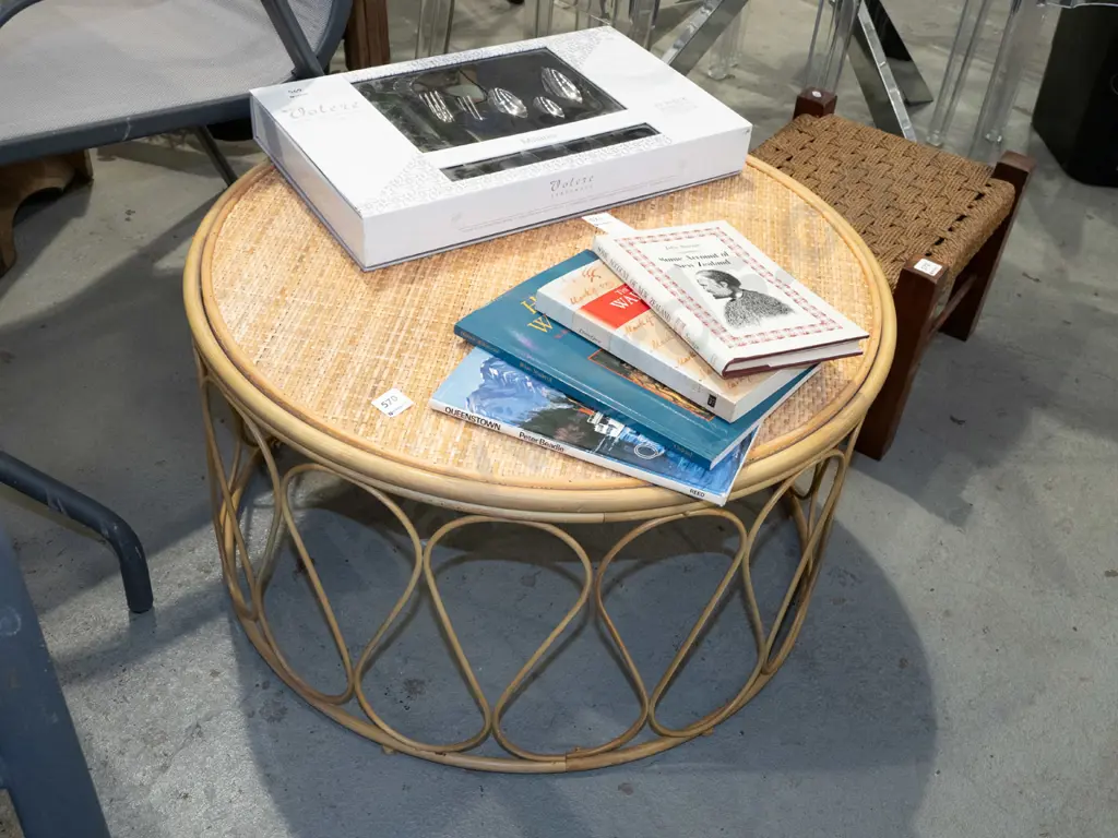 metal based and woven cane circular/end table H380 DIam680 Image 1++