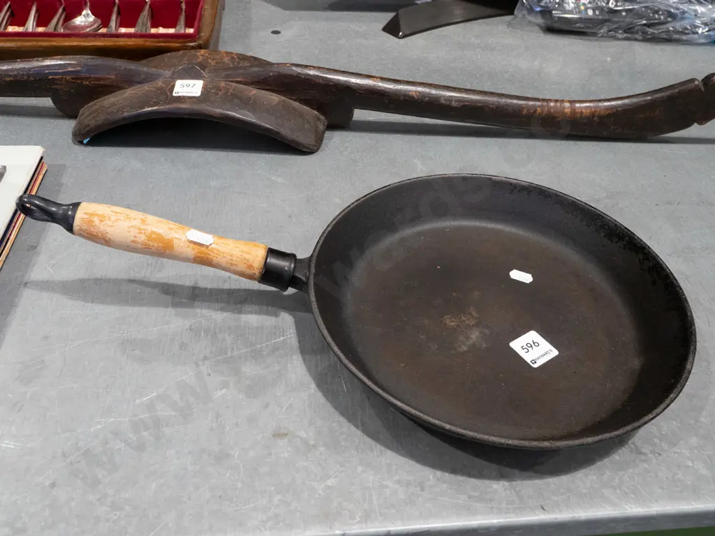 wooden handled cat iron frying pan Image 1++