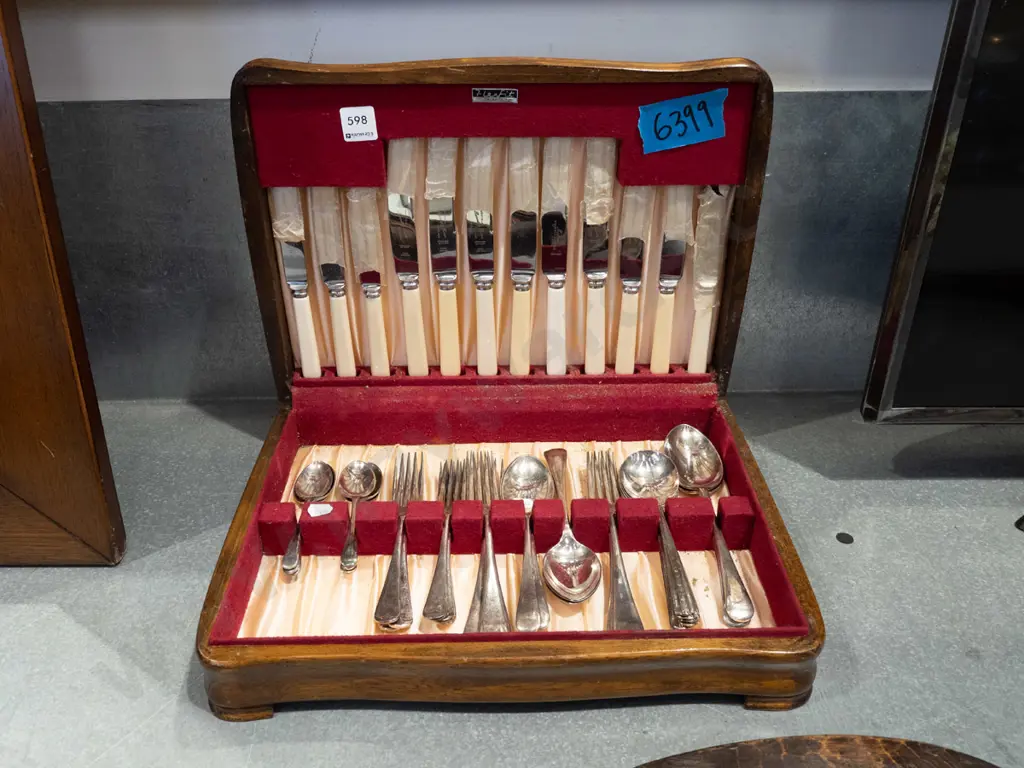canteen of cutlery with bone handled knives Image 1++