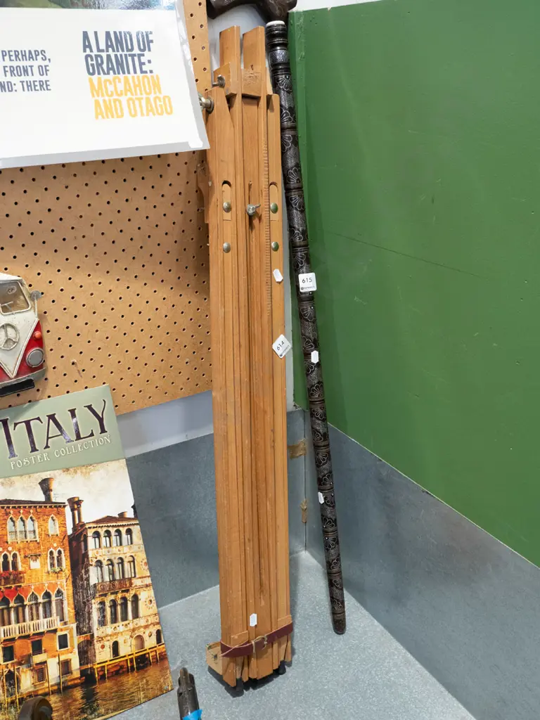 wooden artist's easel Image 1++