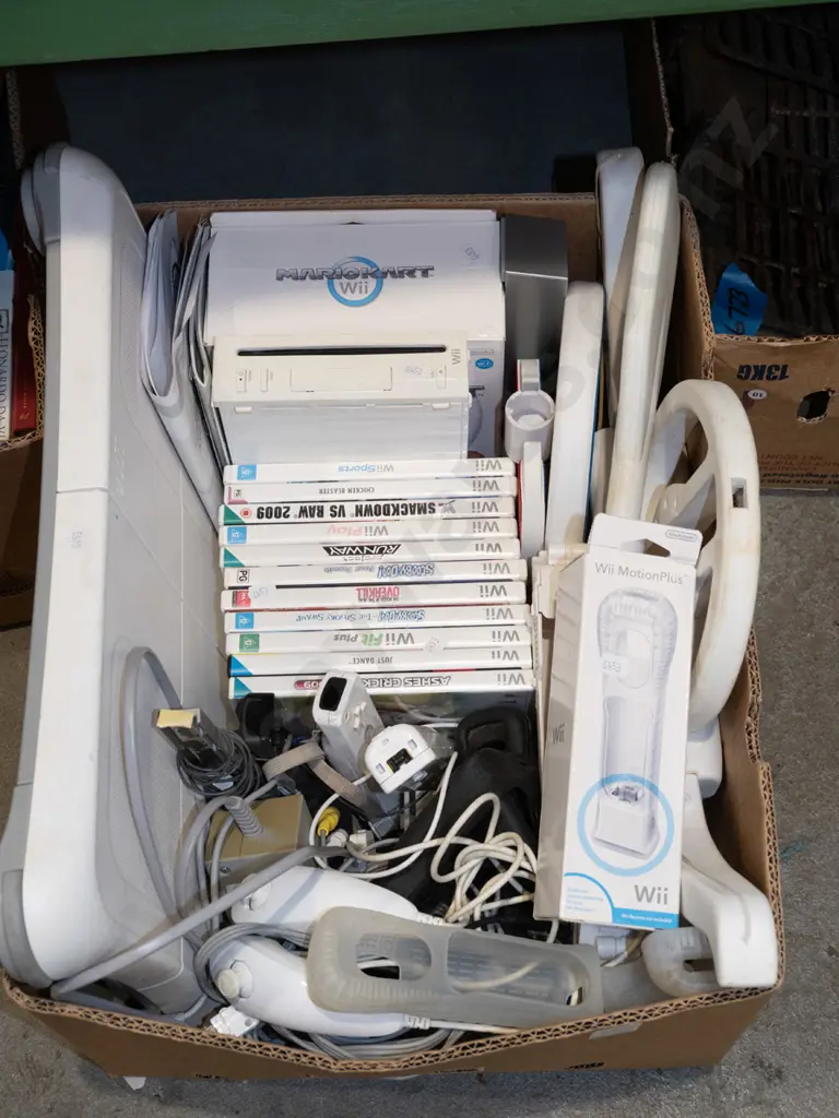 box of Nintendo Wii with games and acessories Image 1++
