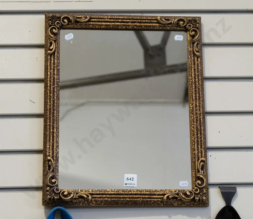 small gilt-framed wall mirror Image 1++